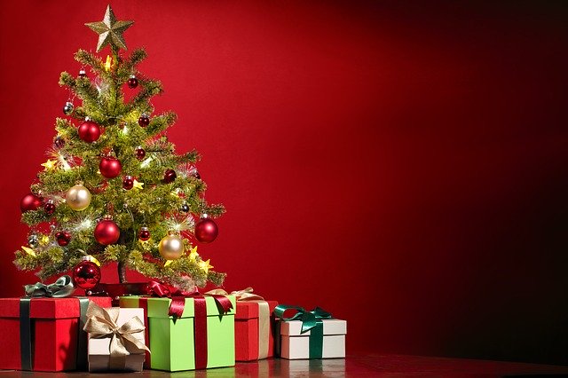 vianočný stromček s darčekmi.jpg